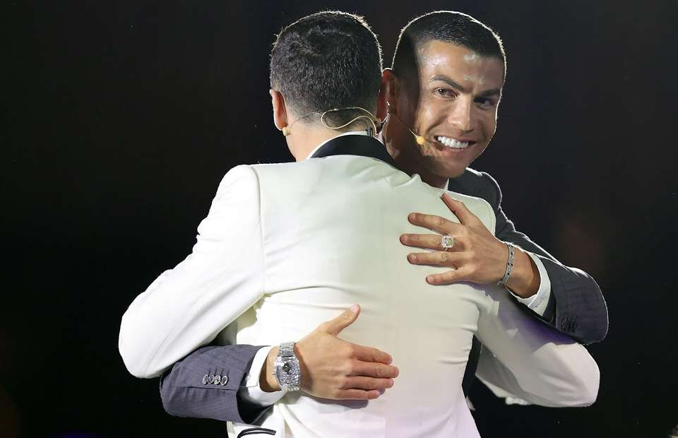 Cristiano Ronaldo made an incredible gesture to Robert Lewandowski at Globe Soccer Awards - Bóng Đá