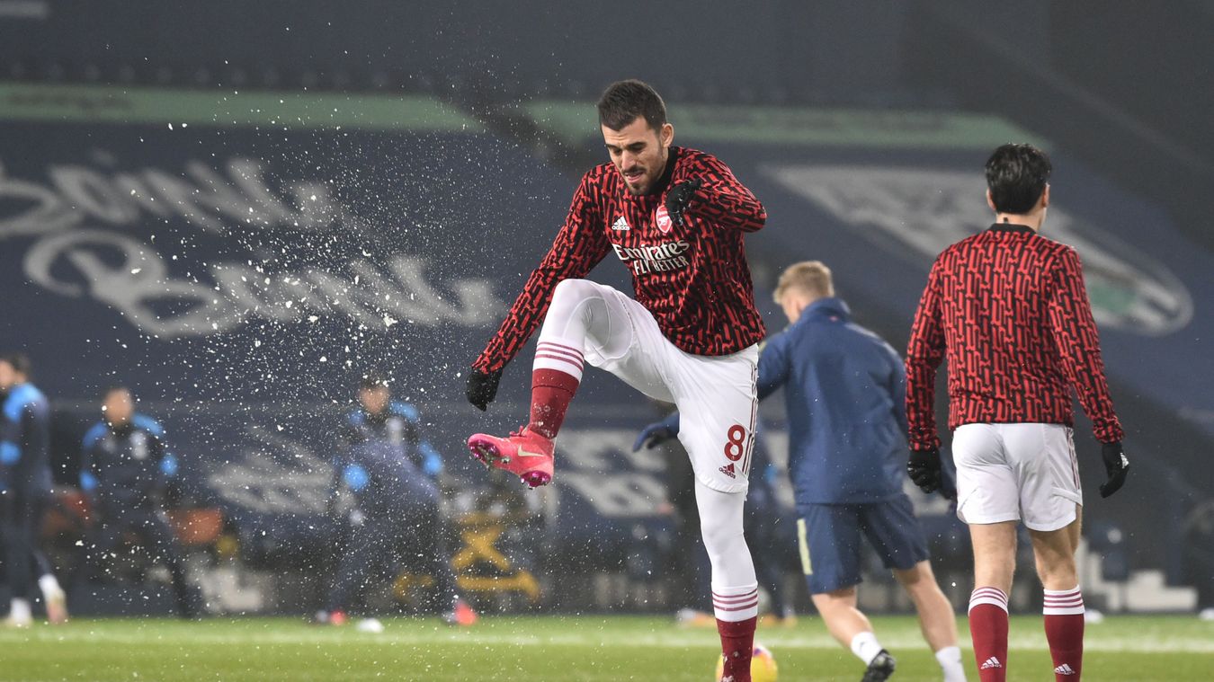 Kieran Tierney warmed up in the snow - Bóng Đá