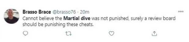 Không thể tin được là tình huống ăn vạ của Martial lại không bị trừng phạt. Nên có án phạt được đưa ra với những pha lừa đảo như thế.