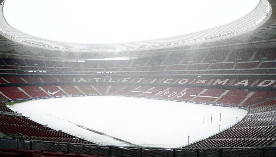 Madrid chìm trong bão tuyết, sân nhà Atletico là một màu trắng xóa - Bóng Đá