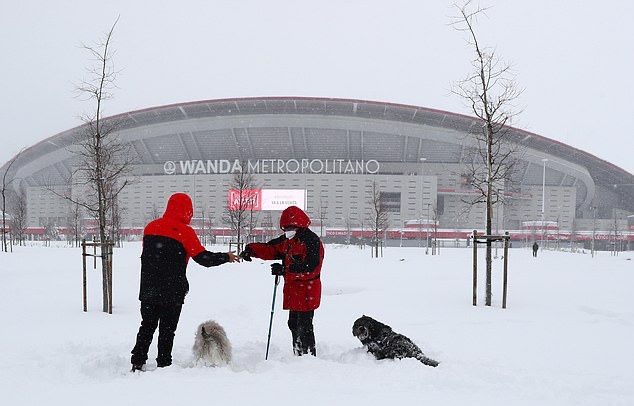Madrid chìm trong bão tuyết, sân nhà Atletico là một màu trắng xóa - Bóng Đá