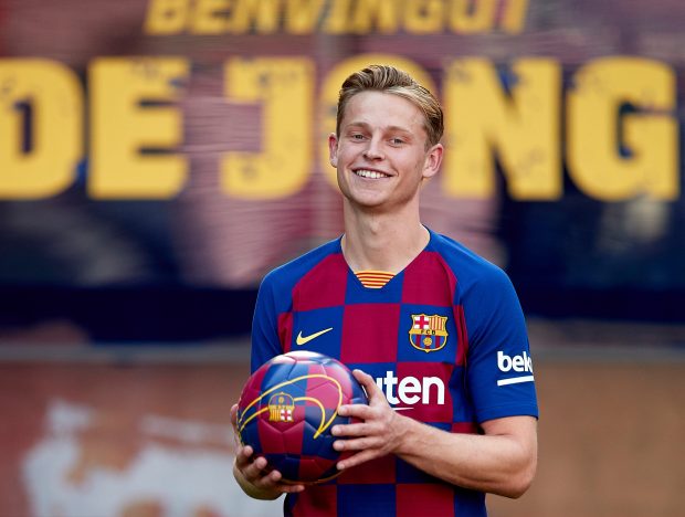 Tiền vệ trung tâm: Frenkie de Jong. Chân chuyền 23 tuổi sẽ tiếp tục làm nhiệm vụ cầm nhịp trận đấu ở mùa giải tới.
