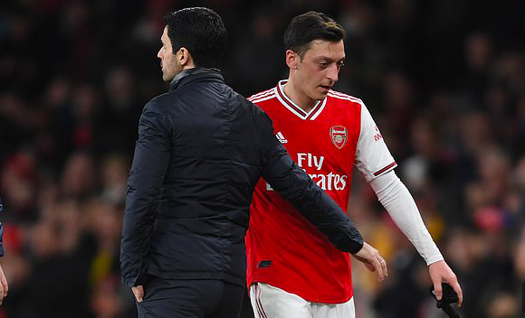 Mesut Ozil 'is closer than ever to Fenerbahce and have had a meeting with him and his agent' reveals Turkish giants' sporting director Emre - Bóng Đá