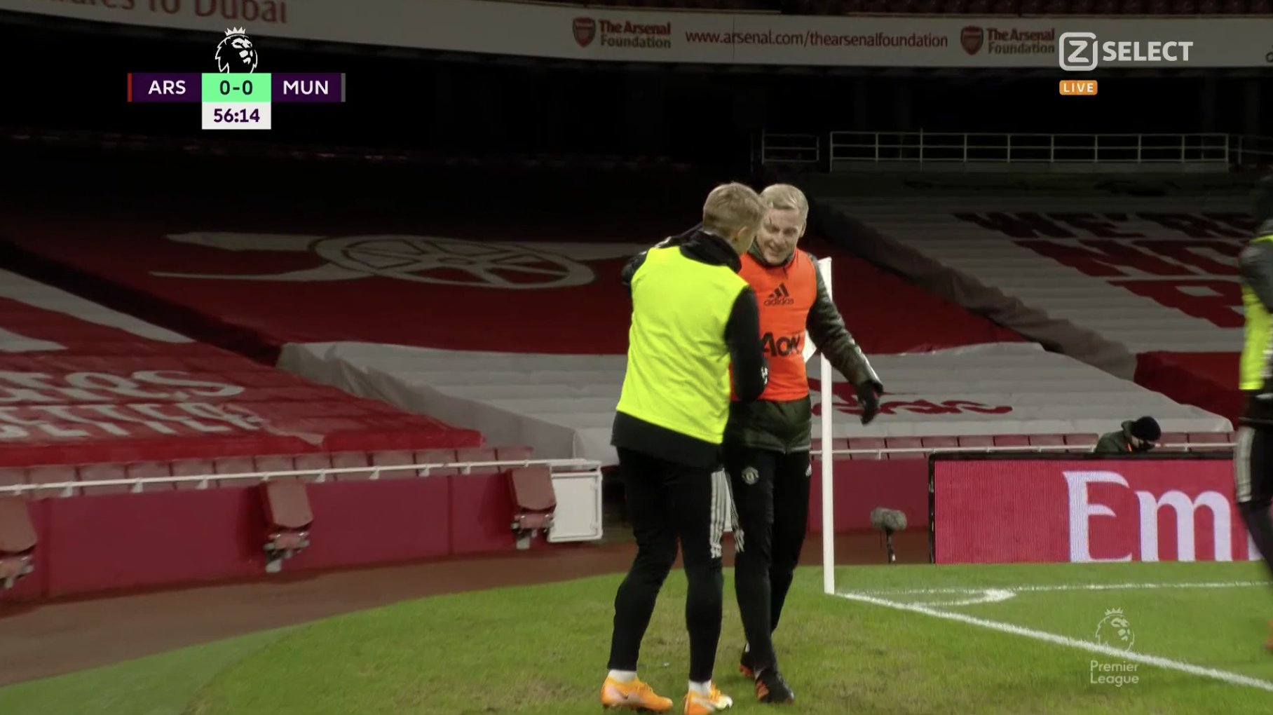 Odegaard and Van de Beek share a nice moment during Arsenal vs Manchester United - Bóng Đá