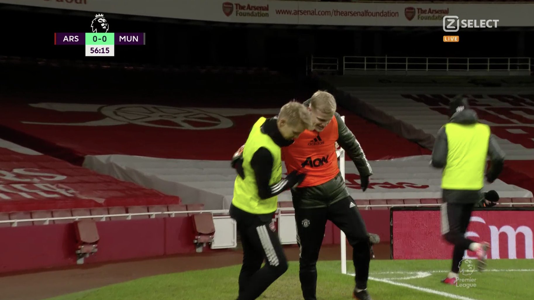 Odegaard and Van de Beek share a nice moment during Arsenal vs Manchester United - Bóng Đá