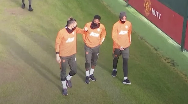 Trong lúc các cầu thủ Man United còn bận tán gẫu...