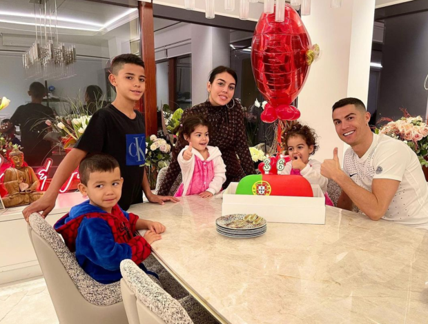 Đón sinh nhật tuổi 36 bên gia đình, Ronaldo không hứa sẽ chơi bóng thêm... 20 năm nữa - Bóng Đá