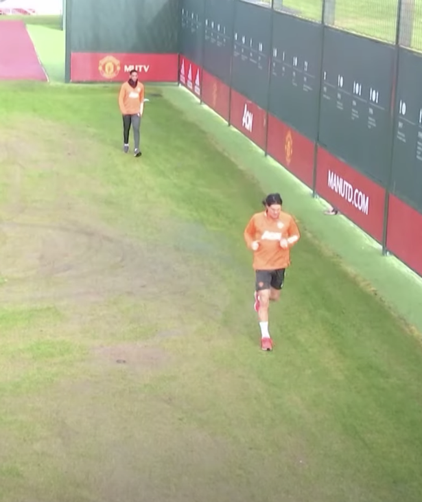 ... thì Cavani đã nhanh chóng chạy vào sân để bắt đầu buổi tập.