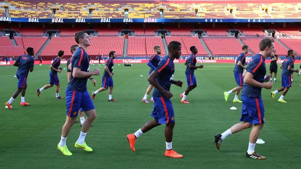 CHOÁNG! Van Gaal quá tàn nhẫn, chấm dứt sự nghiệp Zaha ở M.U trong tích tắc