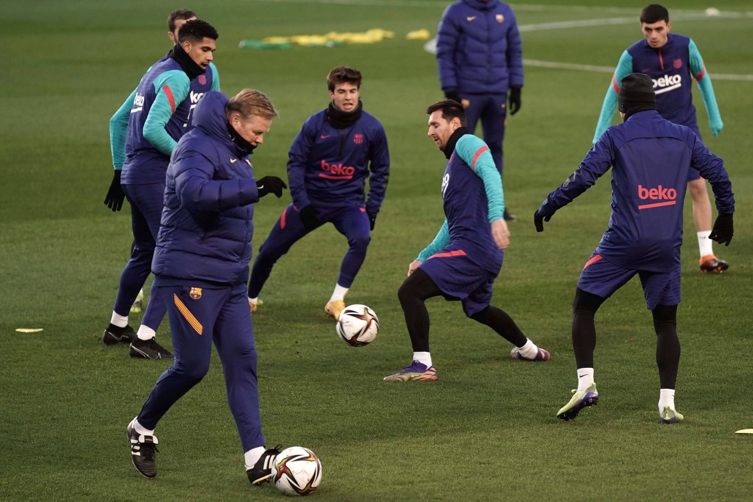 Sân tập Barcelona trở nên u ám sau thất bại trước PSG