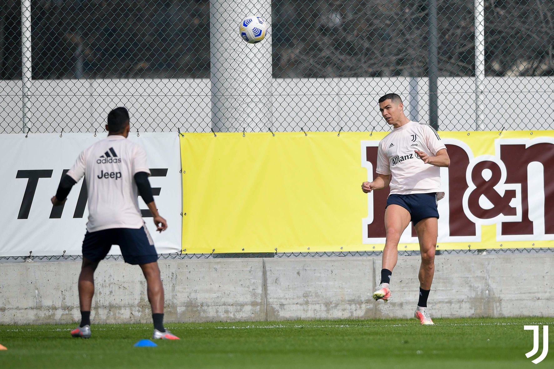 Ronaldo để lộ hình ảnh đáng nể sau khi Juventus bị loại - Bóng Đá