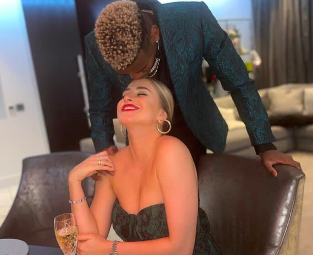 Trong lúc nghỉ dưỡng thương, Pogba đã tranh thủ thể hiện tình cảm với 2 người phụ nữ của cuộc đời mình, nhân Ngày của mẹ.