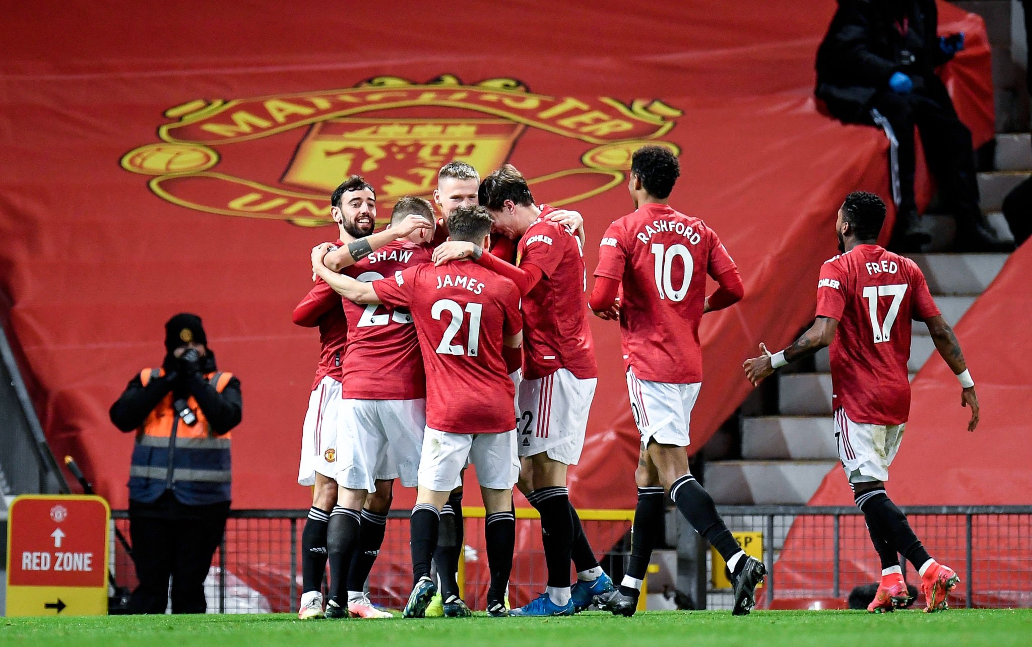 10. Trước West Ham là trận đấu thứ 2 mùa này, Man United không để đối phương có bất kỳ cú sút trúng đích nào suốt cả trận. Trước đó là trận gặp Burnley trên sân khách.