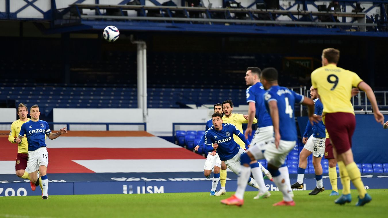 Everton 1-2 Burnley: Hàng thủ Everton trận này bị khai thác triệt để và phải chịu thất bại ngay trên sân nhà.