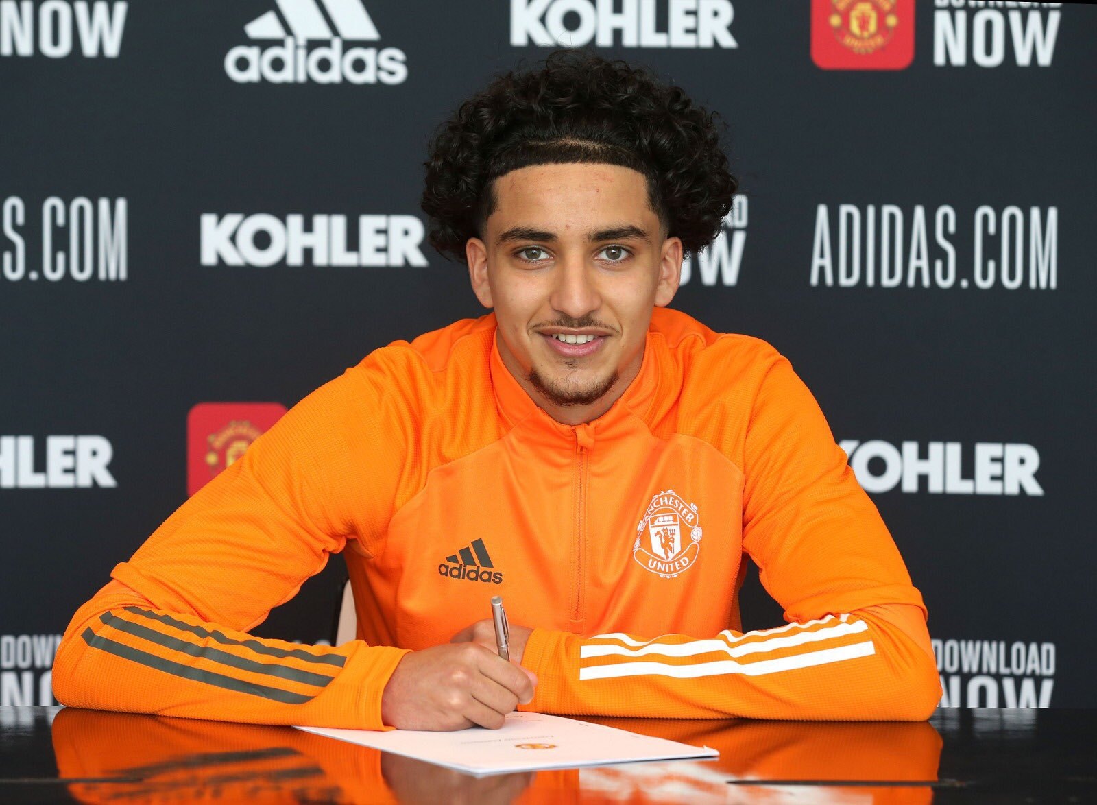 Charlie Savage and Zidane Iqbal sign first professional contract at Manchester United - Bóng Đá