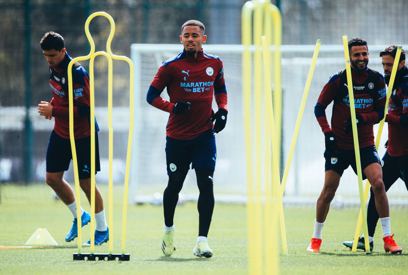 Man City ung dung ngồi nhìn M.U với Spurs đánh nhau 