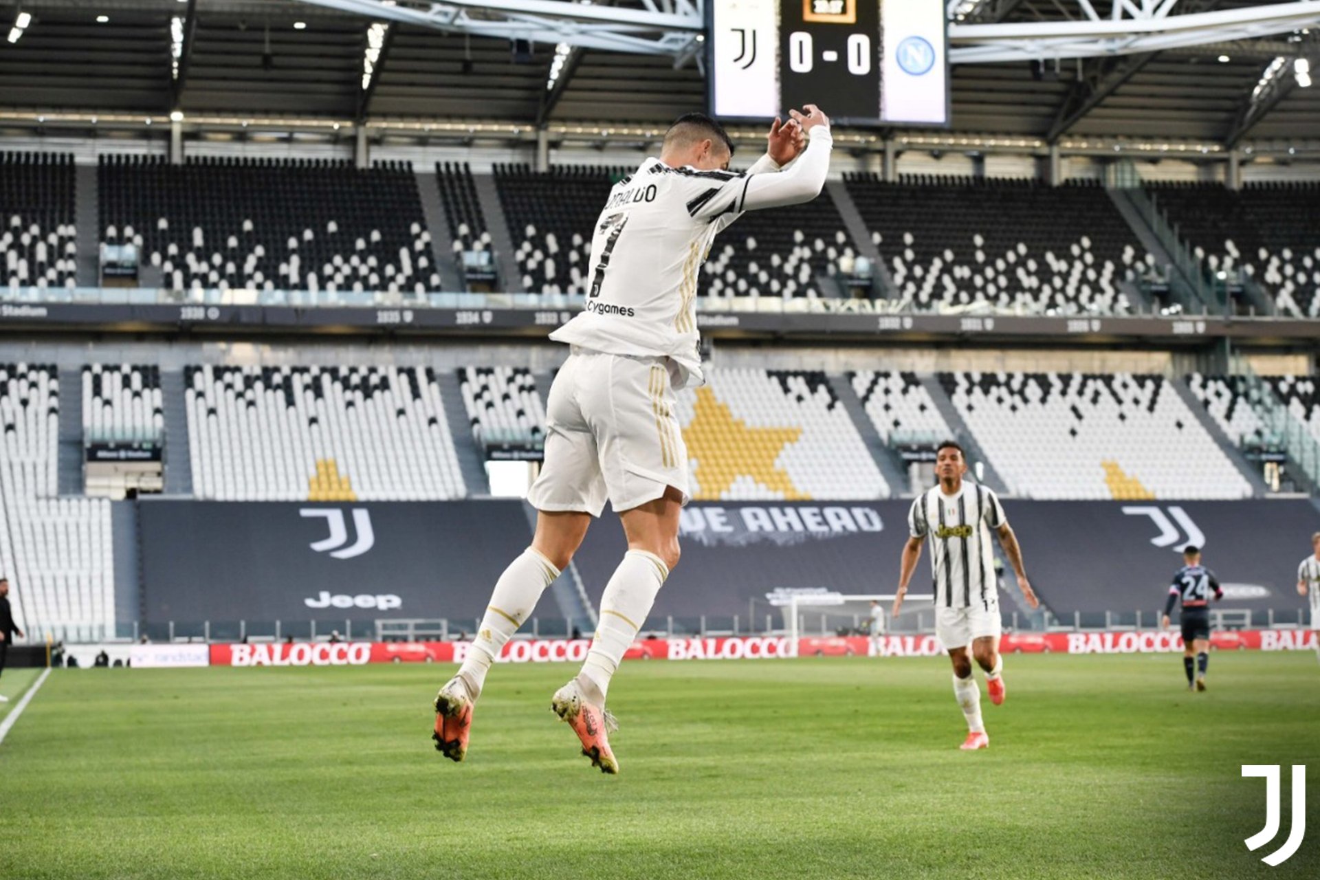 Bạn gái Ronaldo khoe vòng 3 với đồ bó sát gây nhức mắt - Bóng Đá