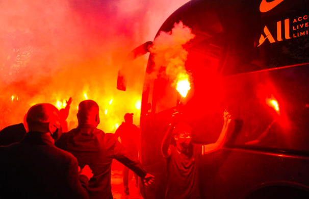 Chùm ảnh CĐV PSG đốt pháo chào đón Man City - Bóng Đá