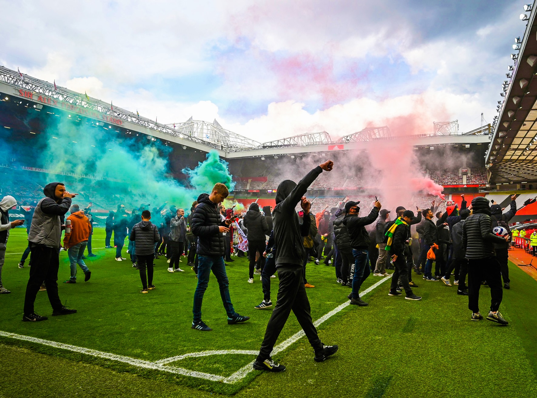Hình ảnh điên rồ xuất hiện, Old Trafford thất thủ hoàn toàn - Bóng Đá