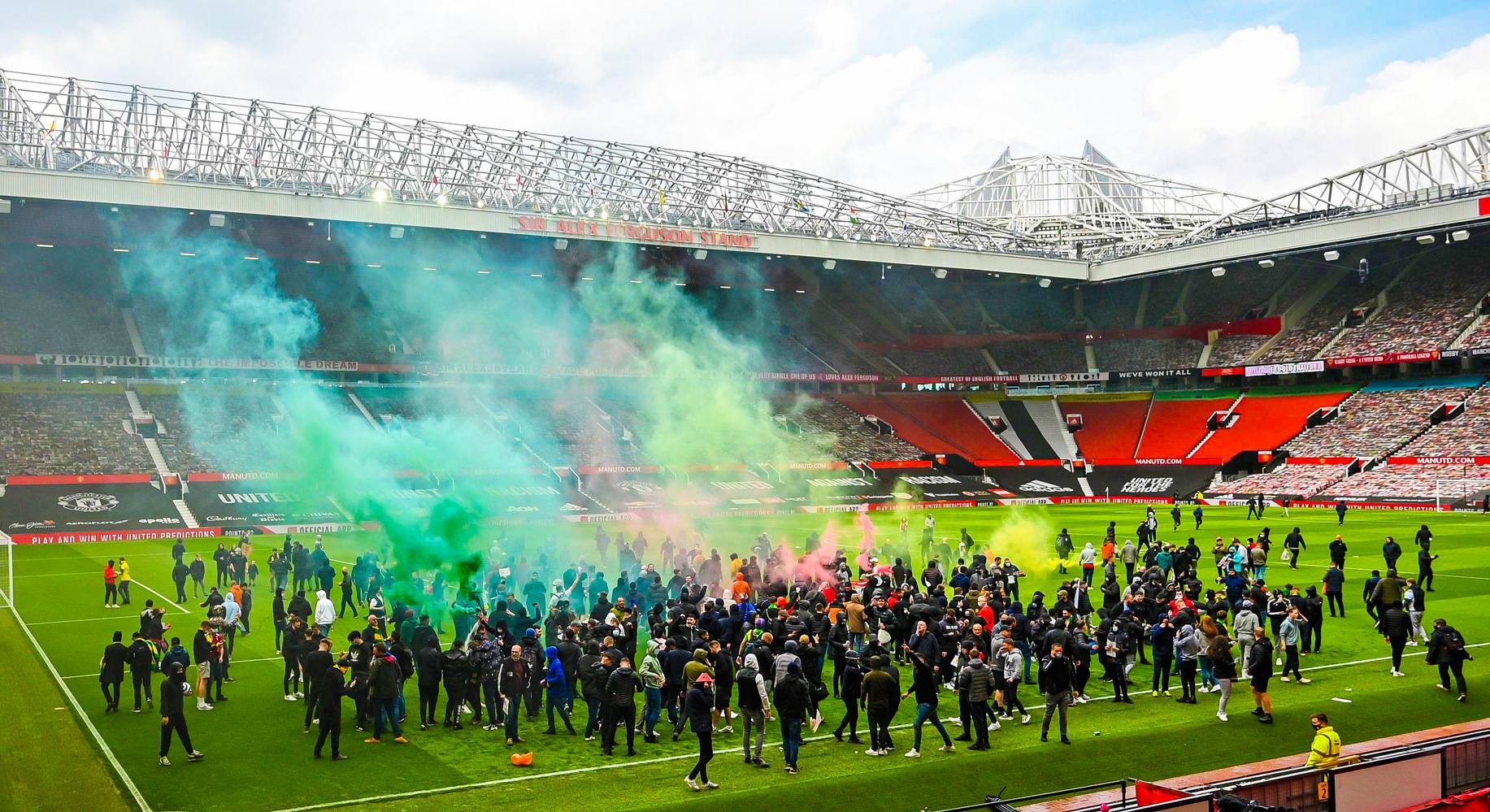 Hình ảnh điên rồ xuất hiện, Old Trafford thất thủ hoàn toàn - Bóng Đá