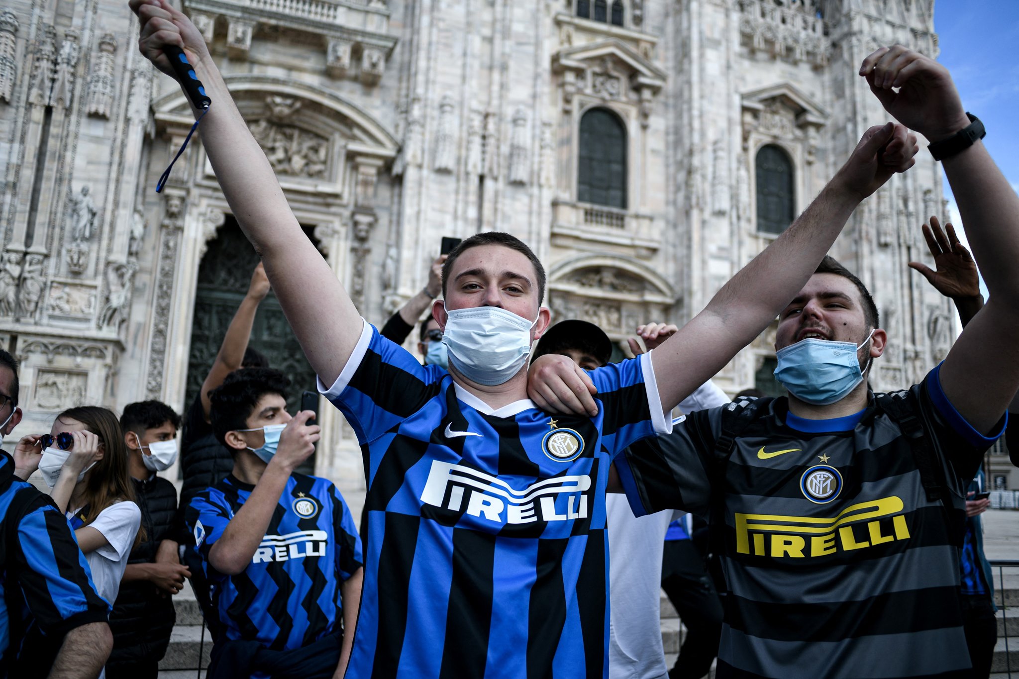 CĐV Inter Milan đổ ra đường ăn mừng chức vô địch lịch sử - Bóng Đá