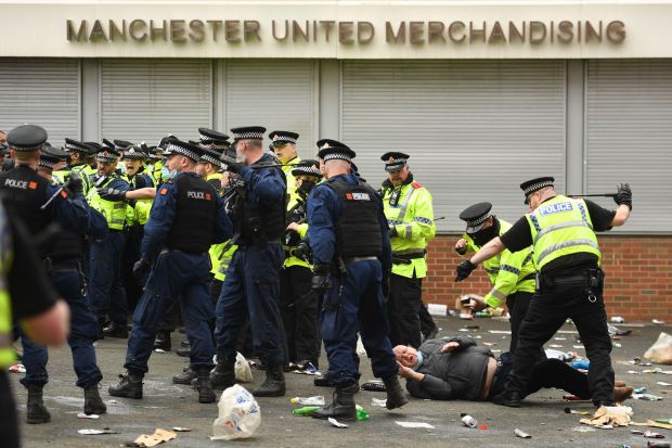 Cảnh sát phải hộ tống cả đội Man Utd rời khỏi nơi đóng quân - Bóng Đá