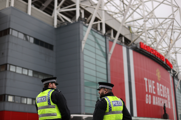 Hình ảnh điên rồ xuất hiện tại Old Trafford - Bóng Đá