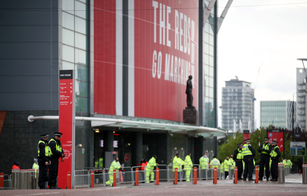 Hình ảnh điên rồ xuất hiện tại Old Trafford - Bóng Đá