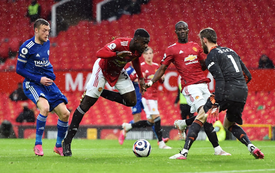 Axel Tuanzebe wearing watch - Bóng Đá