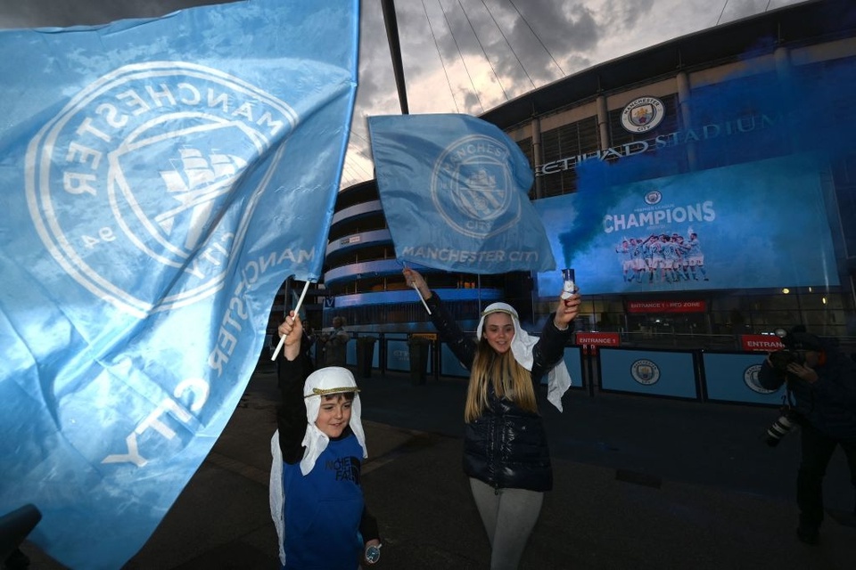 CĐV Man City tạo nên khung cảnh... phát chán khi ăn mừng chức vô địch - Bóng Đá