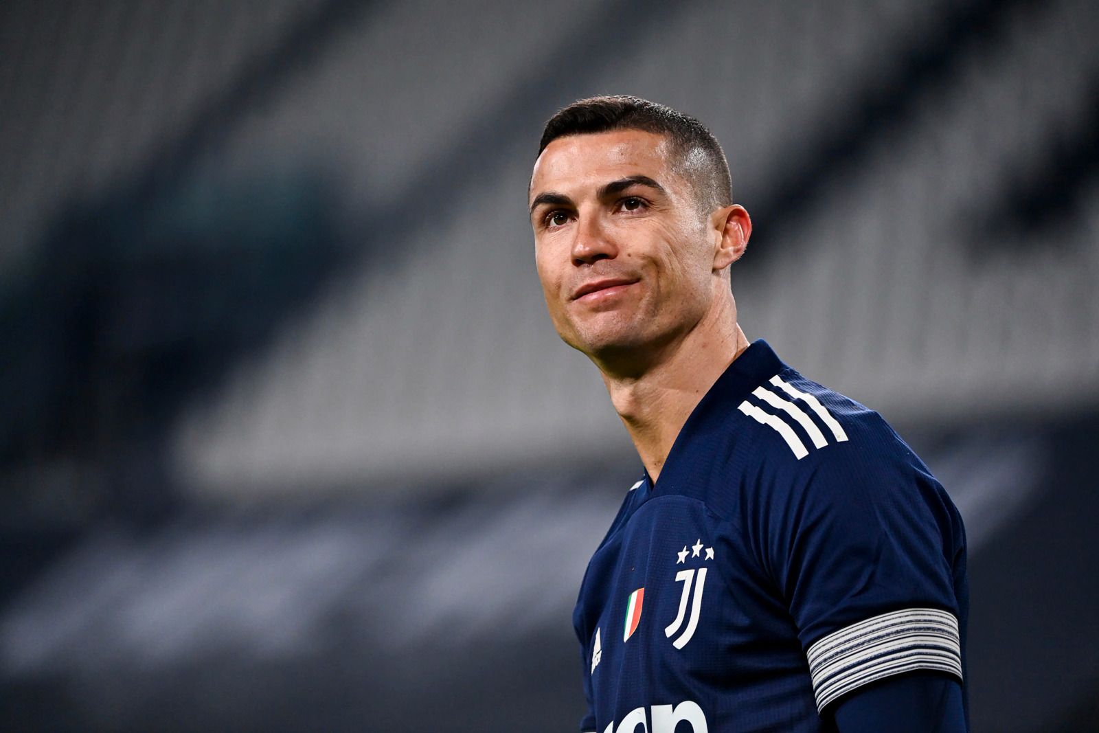 Ronaldo gây choáng, ra thông báo chia tay Juve? - Bóng Đá