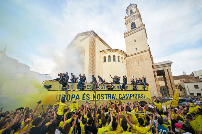 Hạ M.U, Villarreal diễu hành ăn mừng ngôi vương hoành tráng - Bóng Đá