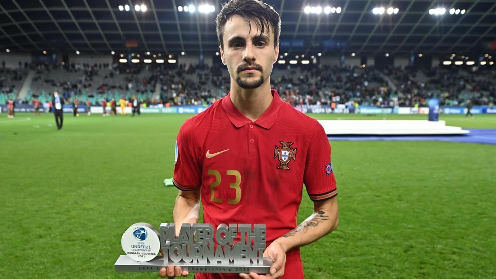 Fabio Vieira của Bồ Đào Nha là cầu thủ hay nhất giải đấu. Nhưng anh chẳng thể nở nổi nụ cười.
