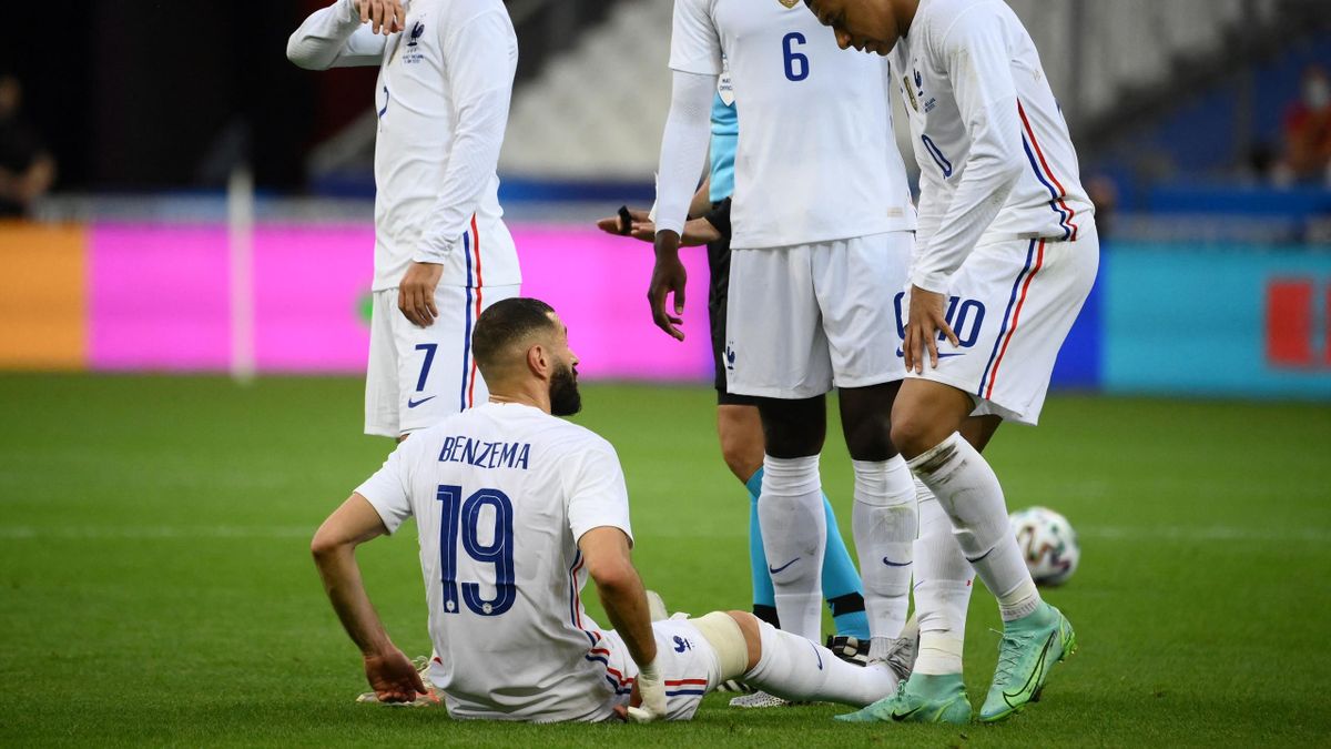 France suffer huge Karim Benzema injury scare as recalled Real Madrid striker forced off one week before Germany opener - Bóng Đá