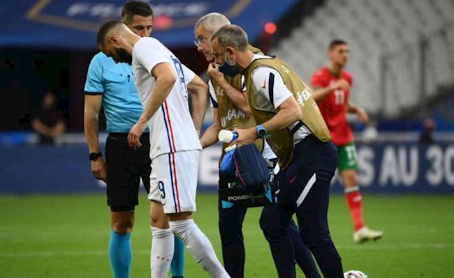 France suffer huge Karim Benzema injury scare as recalled Real Madrid striker forced off one week before Germany opener - Bóng Đá