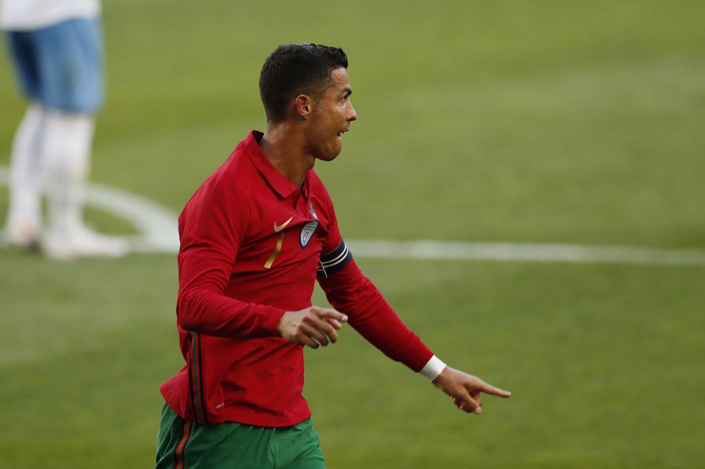 Ronaldo tiến sát kỷ lục nhưng lu mờ trước Fernandes - Bóng Đá