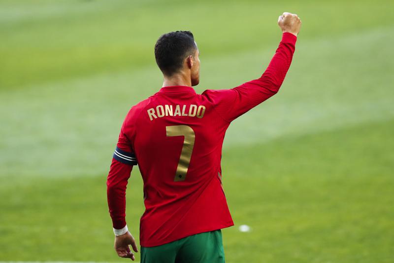 Ronaldo tiến sát kỷ lục nhưng lu mờ trước Fernandes - Bóng Đá