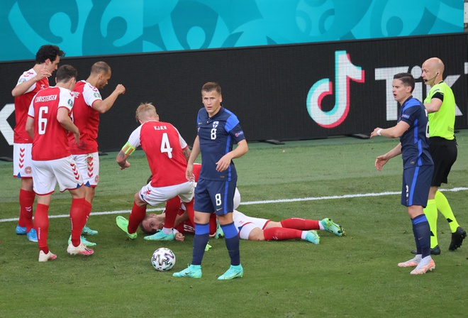 Eriksen nguy kịch, cầu thủ 2 đội bật khóc nức nở - Bóng Đá
