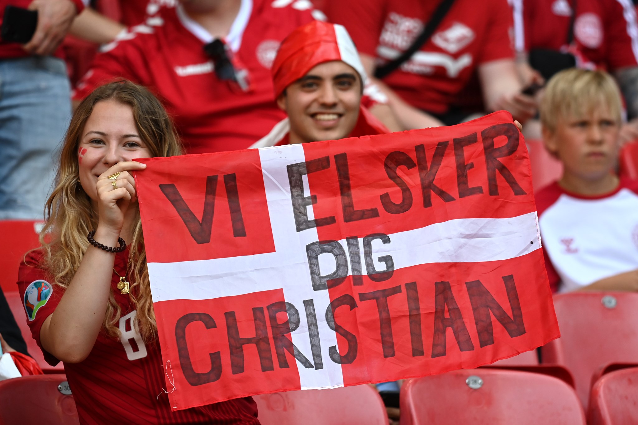 Cầu thủ và CĐV trận Đan Mạch - Bỉ có hành động ý nghĩa dành cho Eriksen - Bóng Đá