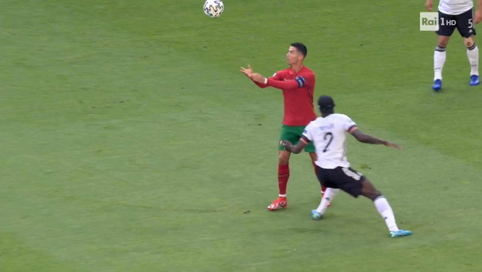 Ronaldo tạo cú lừa cho Rudiger, xử lý bóng kiểu 'no look' đẳng cấp - Bóng Đá