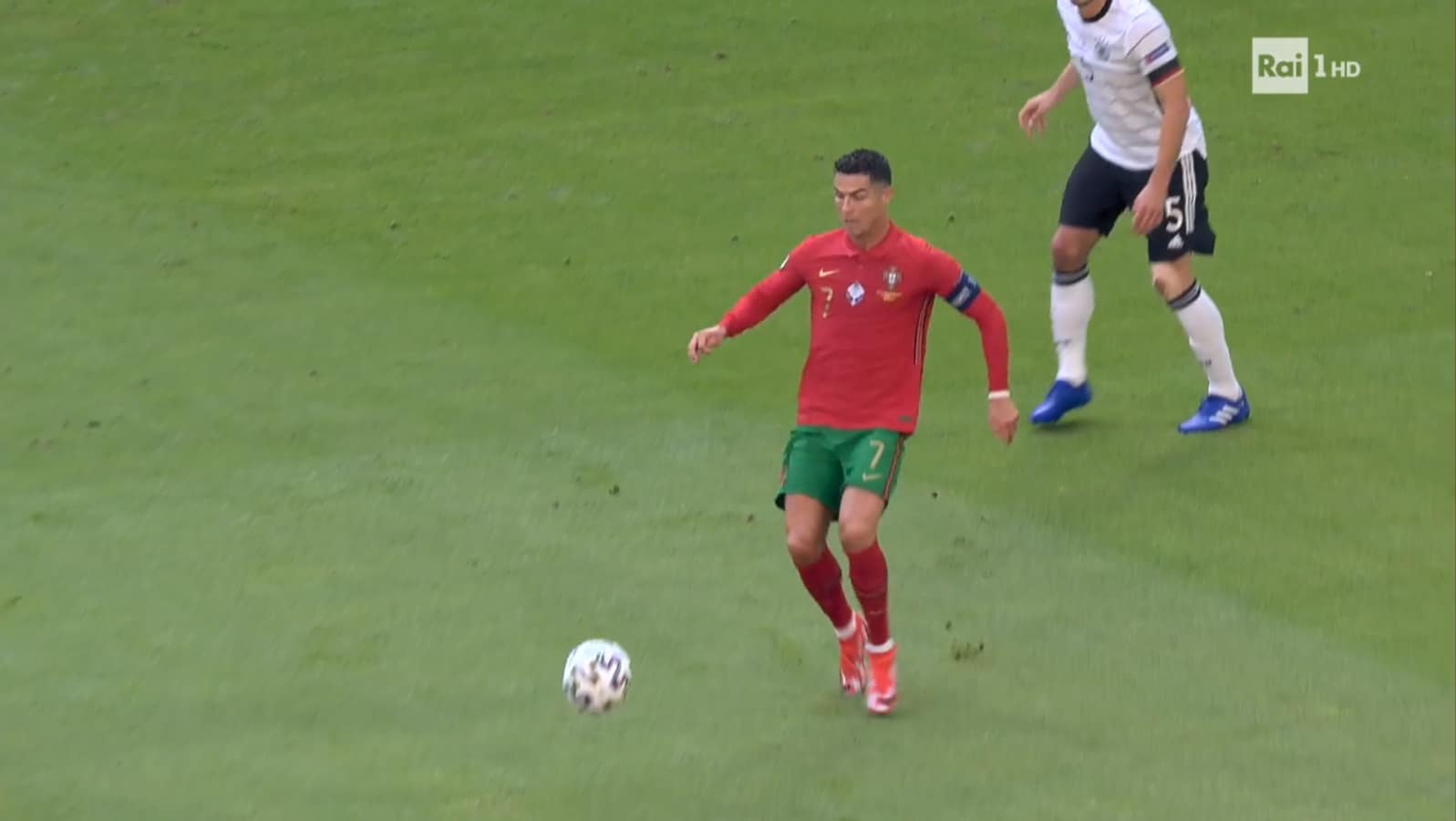 Ronaldo tạo cú lừa cho Rudiger, xử lý bóng kiểu 'no look' đẳng cấp - Bóng Đá