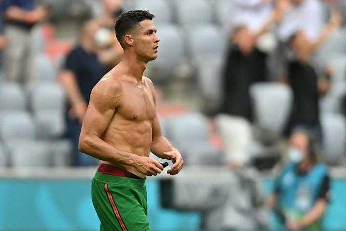 Ronaldo khoe cơ thể hoàn hảo thế nào? - Bóng Đá