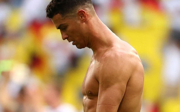 Ronaldo khoe cơ thể hoàn hảo thế nào? - Bóng Đá