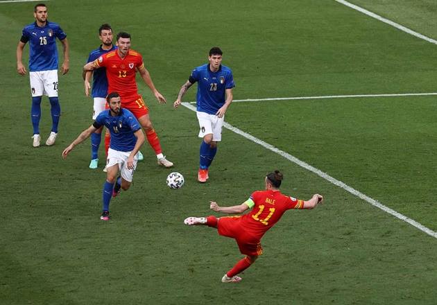 Cầu thủ xứ Wales đồng loạt ôm đầu sau pha hỏng ăn khó tin của Bale - Bóng Đá