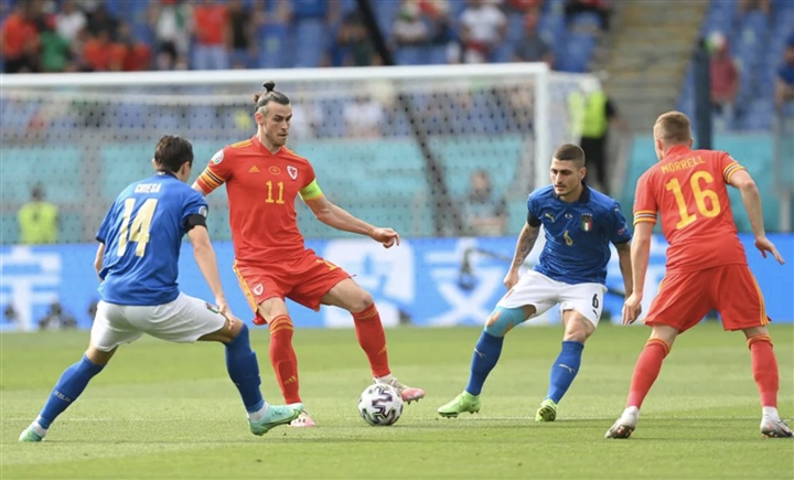 Cầu thủ xứ Wales đồng loạt ôm đầu sau pha hỏng ăn khó tin của Bale - Bóng Đá