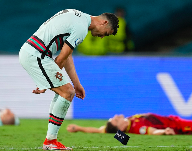Ronaldo bất lực, ném băng đội trưởng khi BĐN bị loại - Bóng Đá