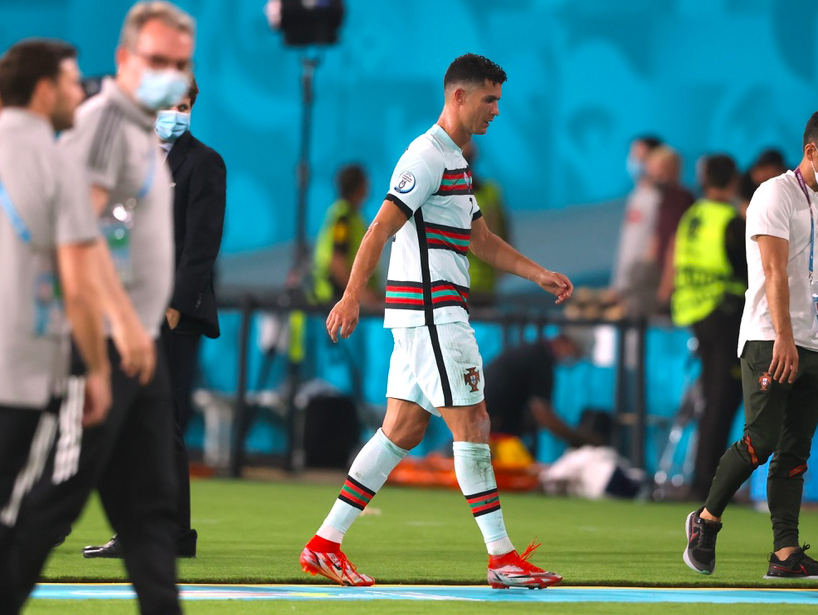 Ronaldo bất lực, ném băng đội trưởng khi BĐN bị loại - Bóng Đá