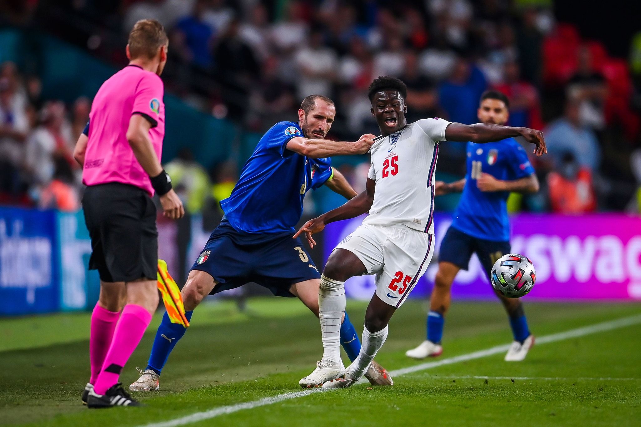 Ảnh bài viết Sao Ý túm áo như đấu vật, khiến cầu thủ Anh ngã chổng vó