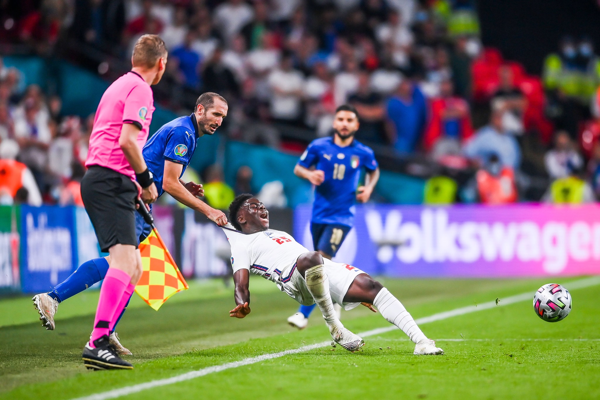 Chiellini fouled on Saka - Bóng Đá