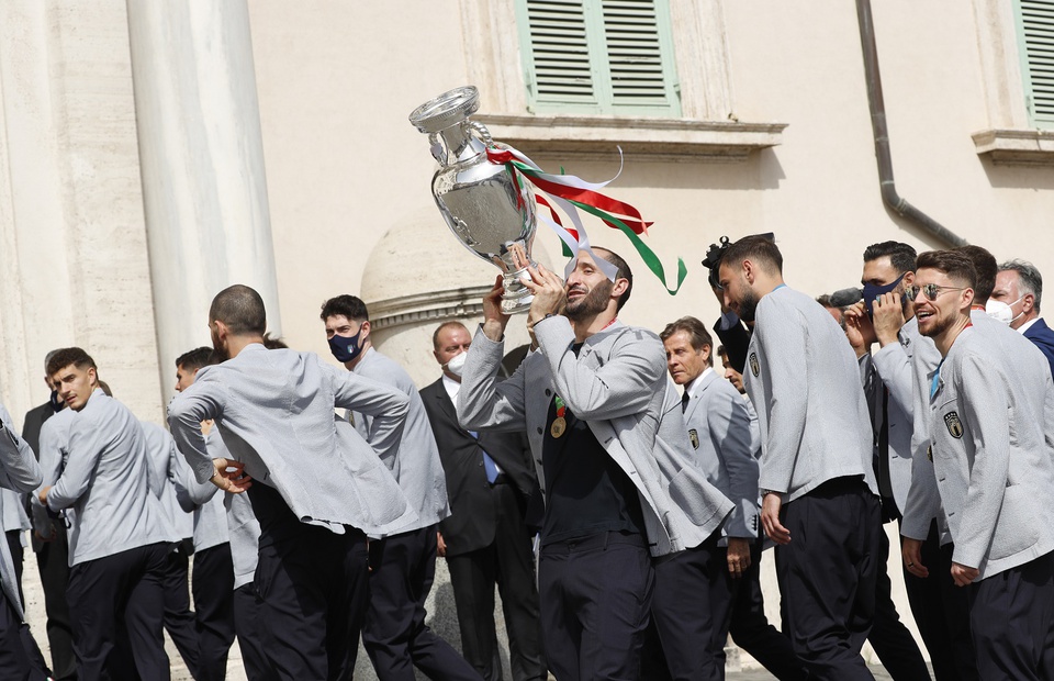 Tuyển Ý mừng công hoành tráng sau chức vô địch EURO 2020 - Bóng Đá